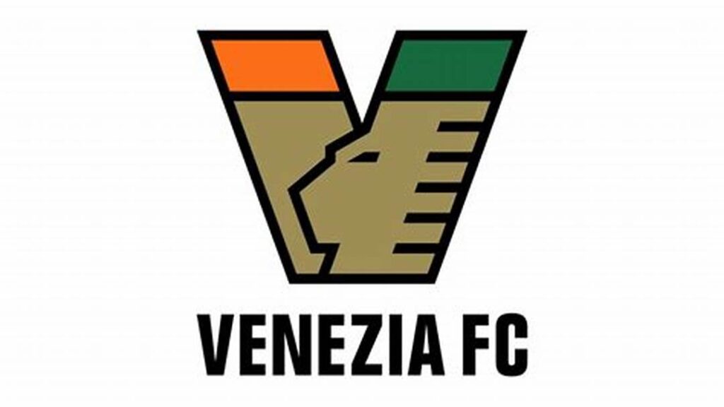 Logo del Venezia FC: V arancione e nero con leoni stilizzati al centro e scritta 'Venezia FC' in basso.