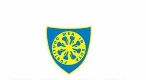 Logo della Carrarese Calcio: scudo azzurro con bordo giallo, al centro un cavallo stilizzato bianco e la scritta Carrarese Calcio in alto.