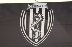 Logo del Cesena FC: scudo ovale bianco e nero con cavalluccio marino stilizzato al centro e scritta 'Cesena FC' in alto.