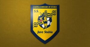 Logo della Juve Stabia: scudo giallo con bordo blu, al centro una vespa stilizzata nera e blu, sopra la scritta SS Juve Stabia