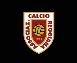 Logo dell’AC Reggiana: scudo granata con bordo giallo, al centro pallone stilizzato marrone e la scritta Associazione Calcio Reggiana.