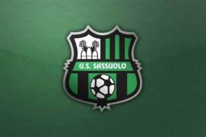 Logo dell’U.S. Sassuolo Calcio: scudo verde e nero a strisce verticali con pallone bianco e nero in basso e scritta Sassuolo in alto.