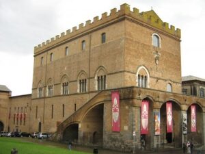 Facciata dell’ex ospedale di Orvieto, oggi sede del Museo Archeologico Nazionale, con struttura in pietra e finestre ad arco