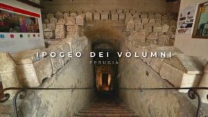 Ripida scalinata che permette di accedere all'Ipogeo dei Volumni.