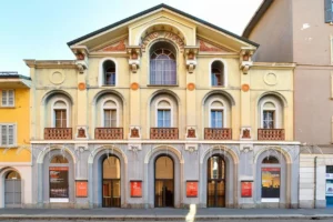 Facciata principale del Teatro Fossati a Milano: edificio storico in stile ottocentesco, con due piani di arcate e balconi, decorazioni in terracotta e ingresso principale su via Rivoli.