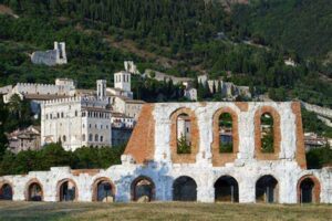Veduta dell'edificio costruito in blocchi squadrati di pietra calcarea lavorati a bugnato
