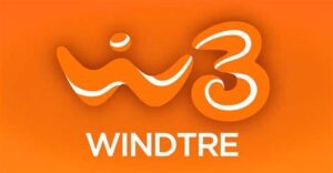 Logo Windtre arancione e bianco, su sfondo arancione
