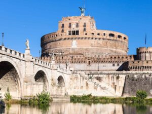 Foto di Castel Sant'Angelo con cielo azzurro.