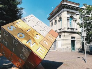 Ingresso del Museo d’Arte Contemporanea di Lissone, con facciata moderna in vetro e acciaio e insegna ben visibile.