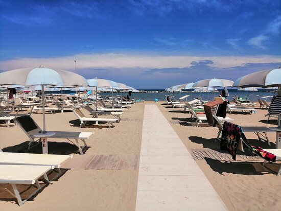 Bagno Egisto con lettini e passerella che porta fino al mare.