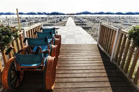 Sedie a ruote in alluminio, progettate per muoversi agevolmente anche sulla sabbia e sulla passerella che permette di arrivare direttamente al mare
