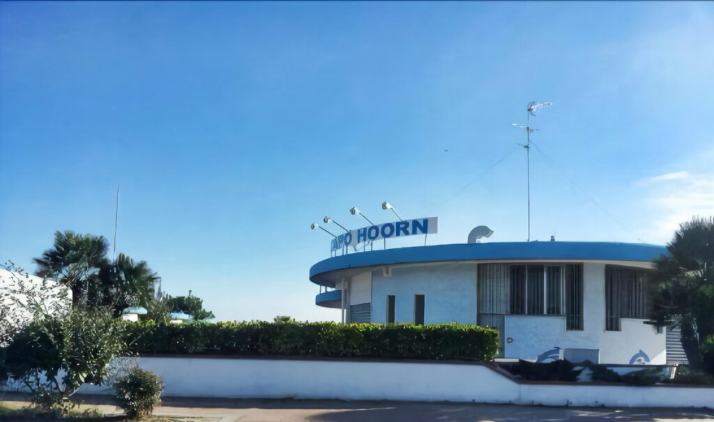 Foto della struttura del Bagno Capo Hoorn, bianca e azzurra.