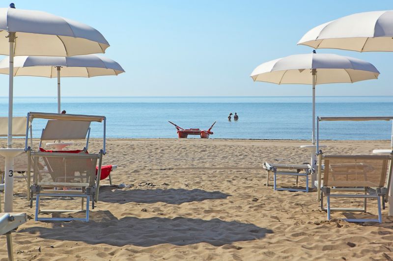 Spiaggia di Eraclea con ombrelloni