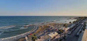 Immagine relativa alla riviera mallozzi, con ombrelloni e passerella.