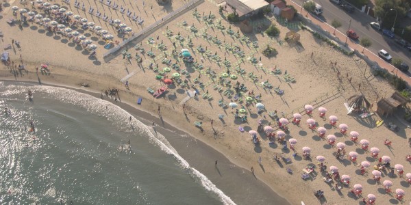 Spiaggia di San Circeo vista dall'alto, con ombrelloni
