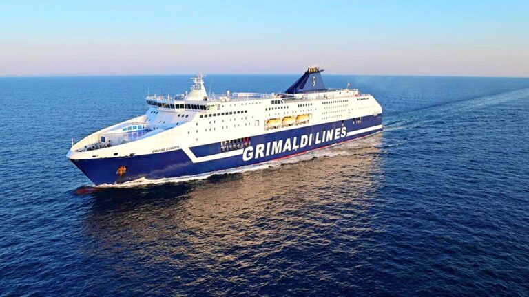 Nave da crociera Grimaldi Lines in navigazione sul mare, vista laterale con il logo ben visibile sulla fiancata.