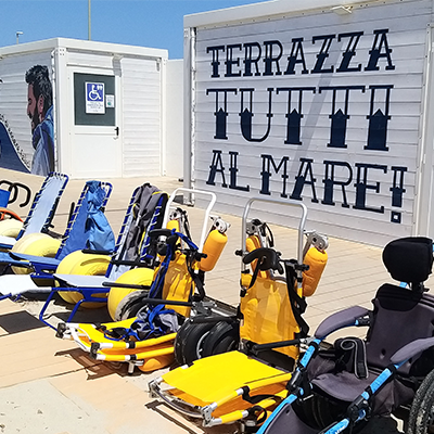Struttura balneare accessibile del progetto 'Io Posso' affacciata sul mare, con passerella e postazione attrezzata per persone con disabilità.