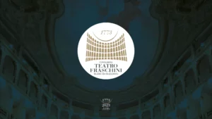 Banner con scritta "Teatro Fraschini" e un logo stilizzato delle arcate del teatro.