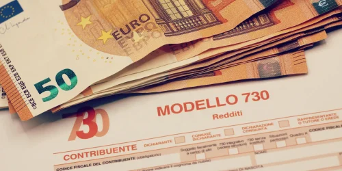 Foto di soldi appoggiati al precompilato del 730
